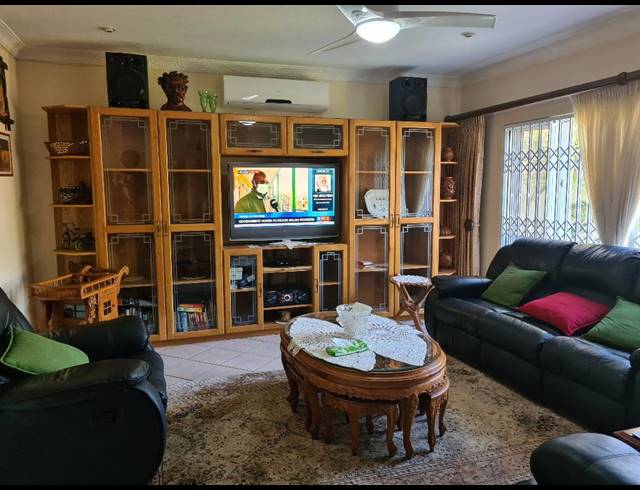 4 BEDROOM TOWNHOUSE FOR SALE IN SHELLY BEACH